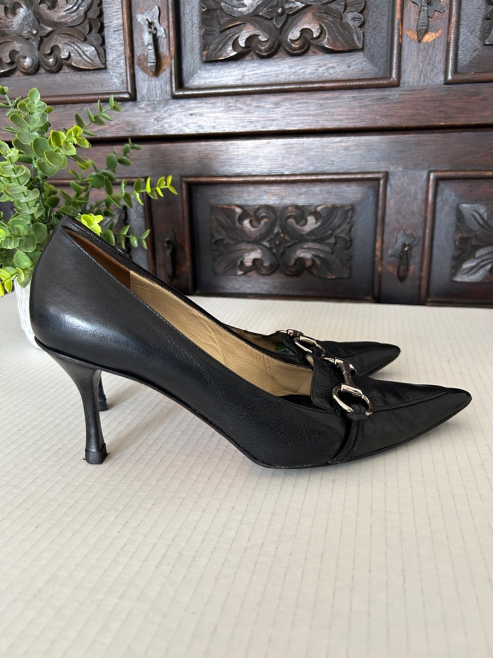 Gucci Black Leather Pointed-Toe Pumps with Silver Horsebit - Picture 6 of 12